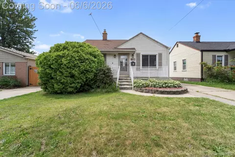 19304 Connecticut St, Roseville, MI 48066