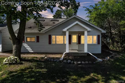 2890 Beland Ave, Keego Harbor, MI 48320