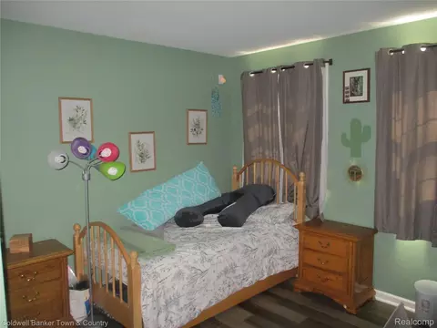 Bedroom - 714 Eagle Dr, Fenton, MI 48430 photo 6 of 7