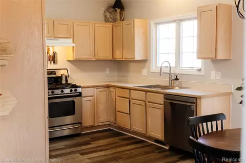 Kitchen - 714 Eagle Dr, Fenton, MI 48430 photo 1 of 2
