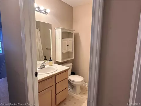 Bath - 714 Eagle Dr, Fenton, MI 48430 photo 2 of 3