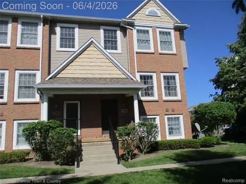 714 Eagle Dr, Fenton, MI 48430