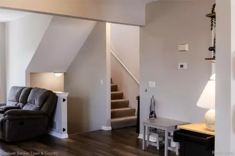 Entry Way - 714 Eagle Dr, Fenton, MI 48430 photo 3 of 5