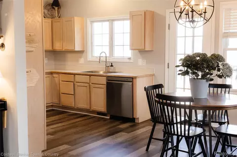 Kitchen - 714 Eagle Dr, Fenton, MI 48430 photo 2 of 2