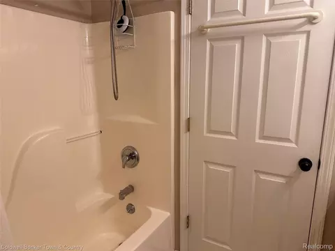 Bath - 714 Eagle Dr, Fenton, MI 48430 photo 3 of 3