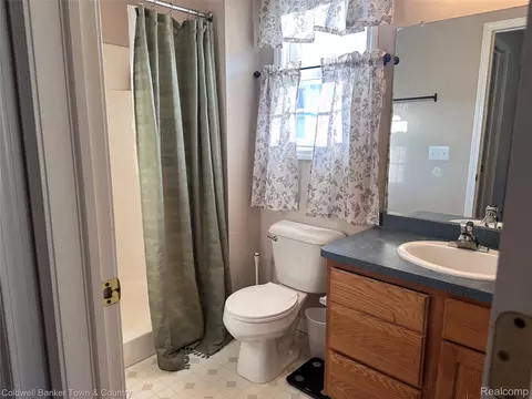 Bath - 714 Eagle Dr, Fenton, MI 48430 photo 1 of 3