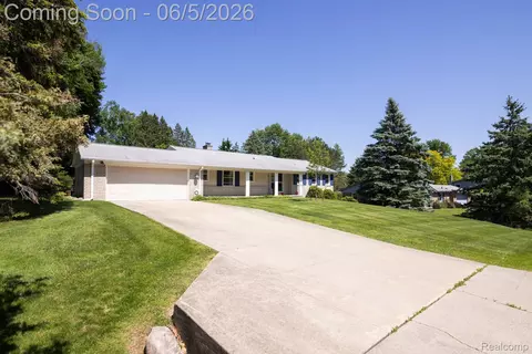 724 Sandstone Dr, Rochester Hills, MI 48309