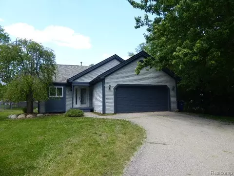 520 Springle Dr, Waterford, MI 48327
