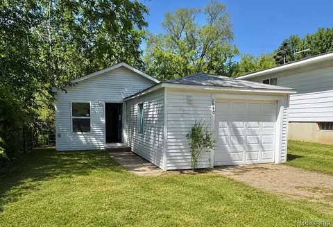 2840 Oldsmobile Ave, Waterford, MI 48328
