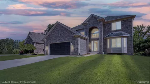 22262 Brywood Ct, Clinton Township, MI 48036
