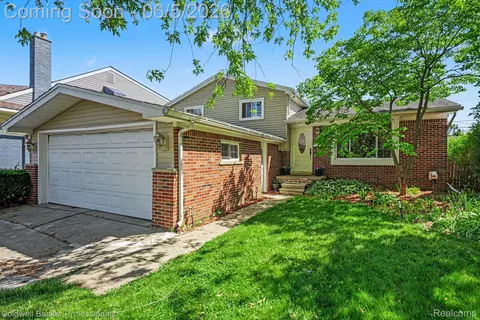 22660 Manor St, Saint Clair Shores, MI 48081