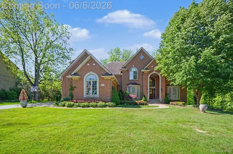 109 W Knorrwood Dr, Oakland, MI 48306