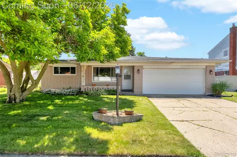 4840 Iowa Dr, Warren, MI 48092