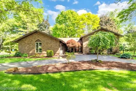 2538 Red Fox Trail Dr, Troy, MI 48098