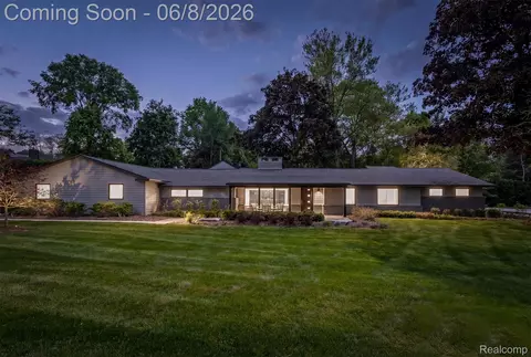 3885 Oakland Dr, Bloomfield Hills, MI 48301