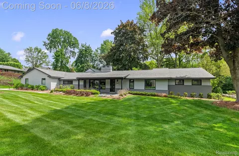 3885 Oakland Dr, Bloomfield Hills, MI 48301