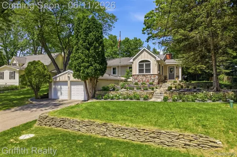 6262 Briggs Lake Dr, Green Oak, MI 48116