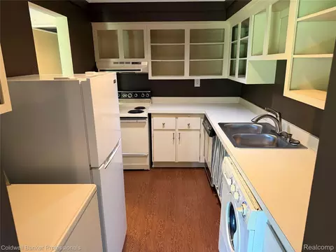 1830 Colonial Village Way, Waterford, MI 48328