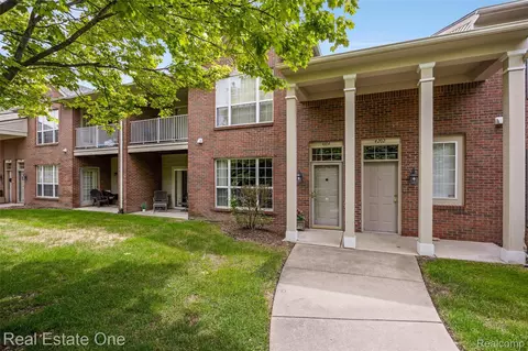 4104 Chesapeake Cir, Commerce, MI 48390