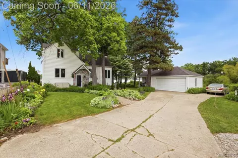 6880 Forestlawn Ct, Waterford, MI 48327