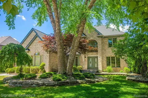 6925 Elm Park Dr, Troy, MI 48098