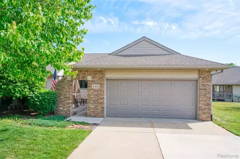 159 Addison Cir, Fowlerville, MI 48836