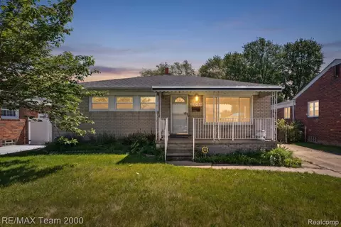 25394 Normandy St, Roseville, MI 48066