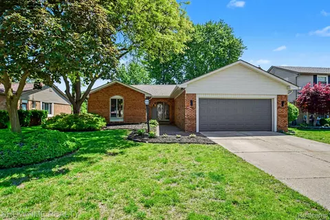 47726 Lexington Dr, Macomb, MI 48044