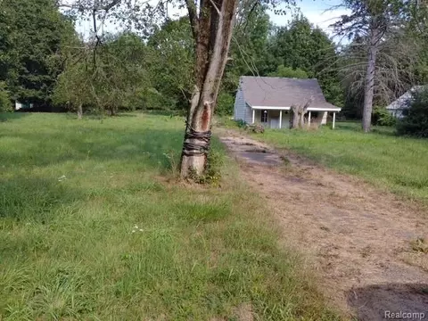 5090 Jackson Rd, Flint, MI 48506