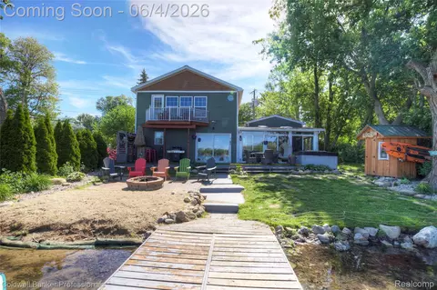 1000 Round Lake Rd, White Lake, MI 48386