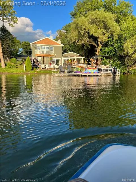 1000 Round Lake Rd, White Lake, MI 48386