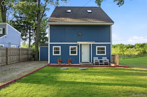 3773 Navarra Ave, White Lake, MI 48383
