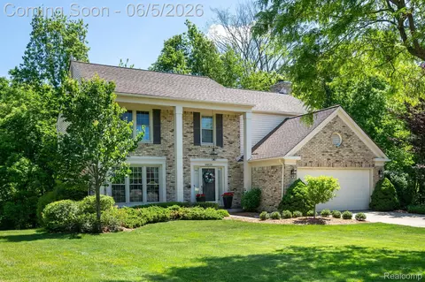 44828 Roundview Dr, Novi, MI 48375