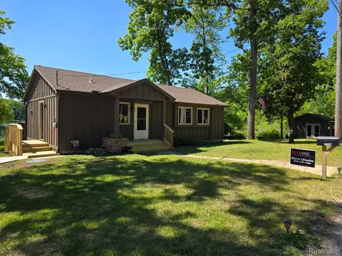 2130 Webster Park Dr, Genoa, MI 48843
