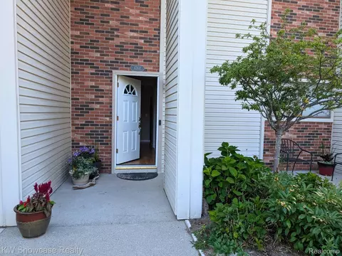 6164 Palomino Ct, West Bloomfield, MI 48322