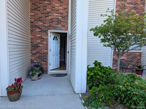 6164 Palomino Ct, West Bloomfield, MI 48322