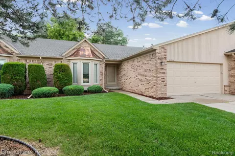 41213 Whispering Oaks Dr #19, Clinton Township, MI 48038