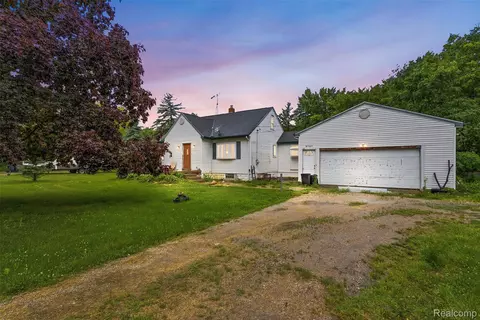 5121 Lippincott Blvd, Burton, MI 48519