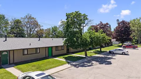 4144 Airport Rd, Waterford, MI 48329