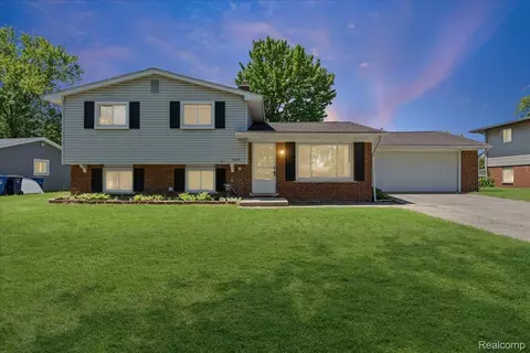 5925 Strathdon Way, Waterford, MI 48327