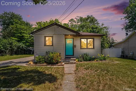 1024 Lee St, Fenton, MI 48430
