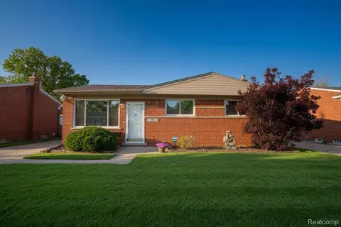 18584 Blue Island Ct, Roseville, MI 48066