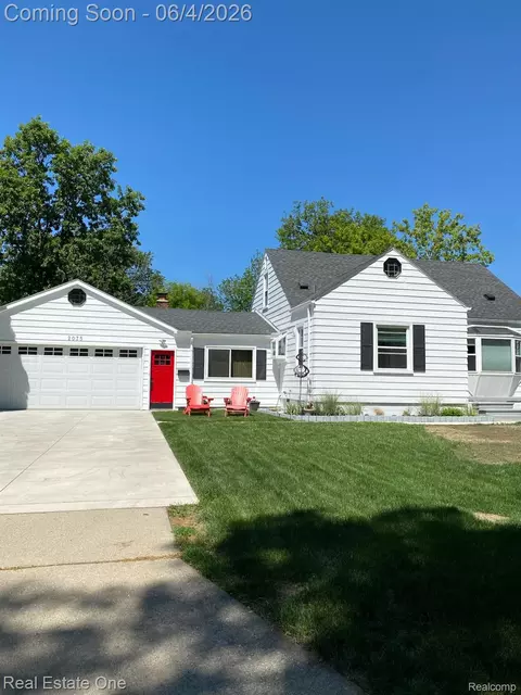 2075 Deering St, Garden City, MI 48135