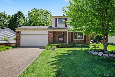 1683 Dancer Dr, Rochester Hills, MI 48307