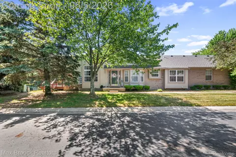 41222 Bermuda Dr, Sterling Heights, MI 48314