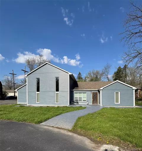 3700 Green Lake Rd W, West Bloomfield, MI 48324