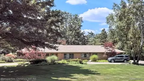1640 Orchard Ln, Bloomfield Hills, MI 48301