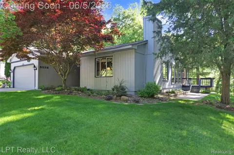 5236 Schlenker Rd, Hamburg, MI 48139