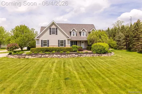 12621 Golden Oaks Dr, Milford, MI 48380