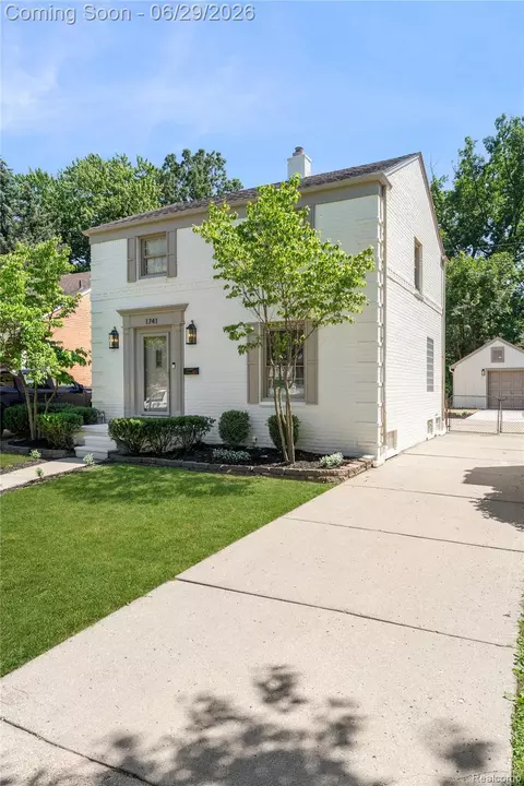 1741 Brys Dr, Grosse Pointe Woods, MI 48236